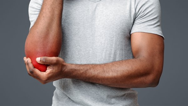 Solutions efficaces pour atténuer la douleur au coude immobilisé